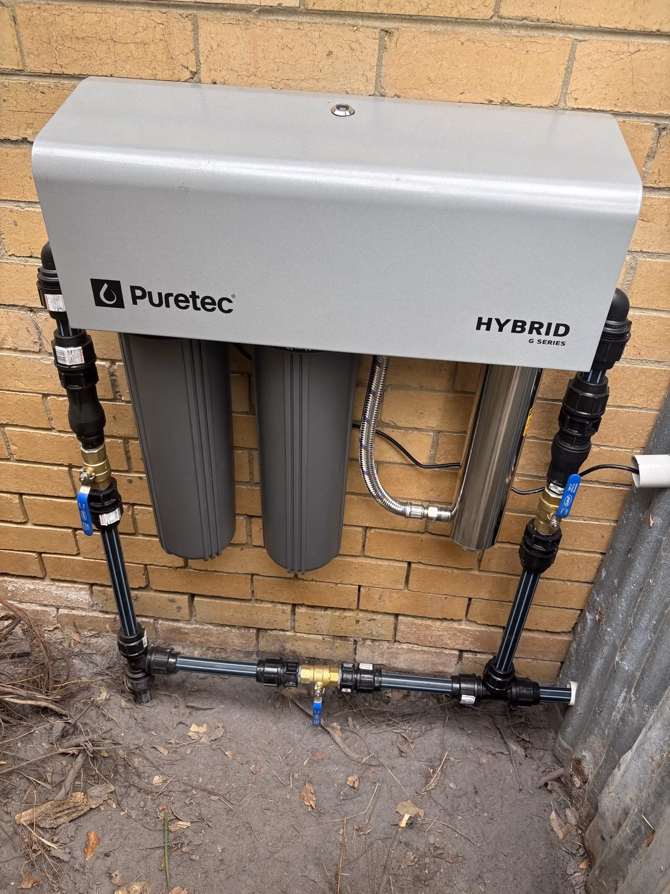 Water filter housings and connections on a residential installation