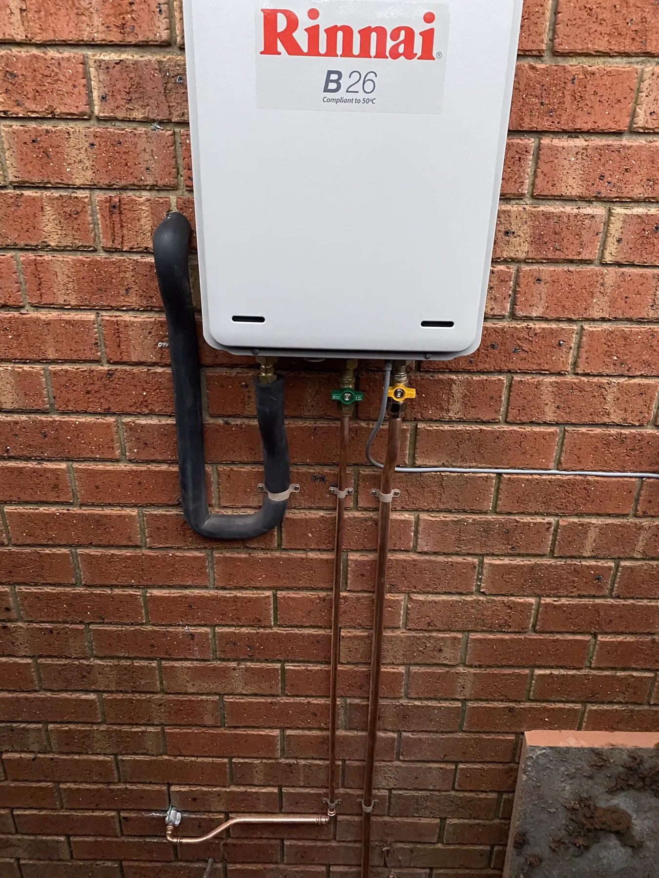 Continuous-flow hot water unit mounted on an external wall